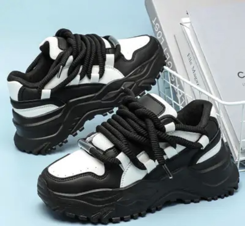 Women's Maximalist Thick-Lace Chunky Platform Sneaker (Black / White)