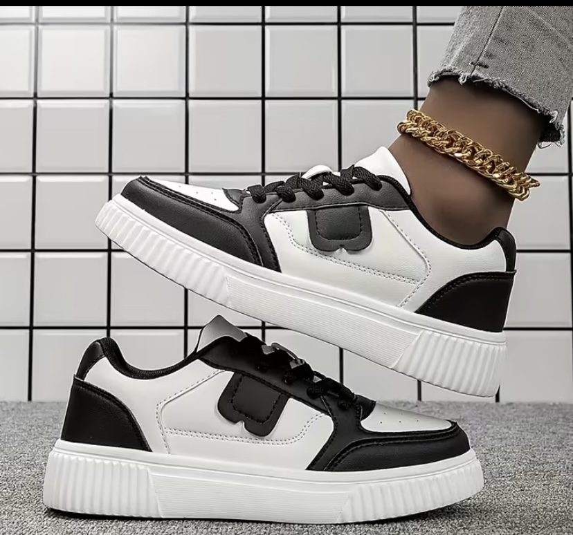 Classic Contrast" Black and White Ribbed-Sole Sneaker