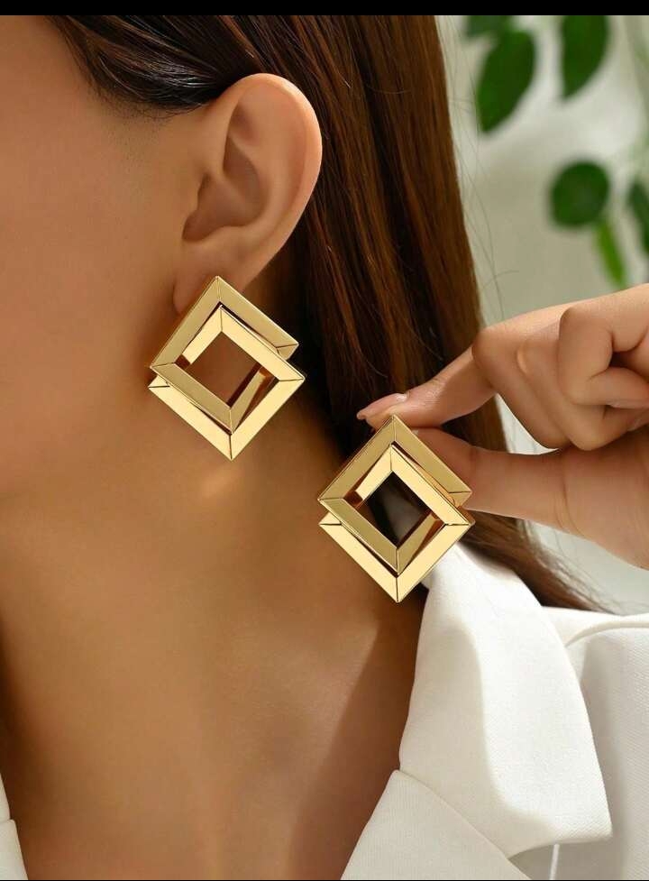 Women's Elegant Pearl and Rhinestone C-Chop Hoop Earrings, Chic Gold-Toned Twist Textured Half-Hoop Earrings, Modern Wedding Jewelry