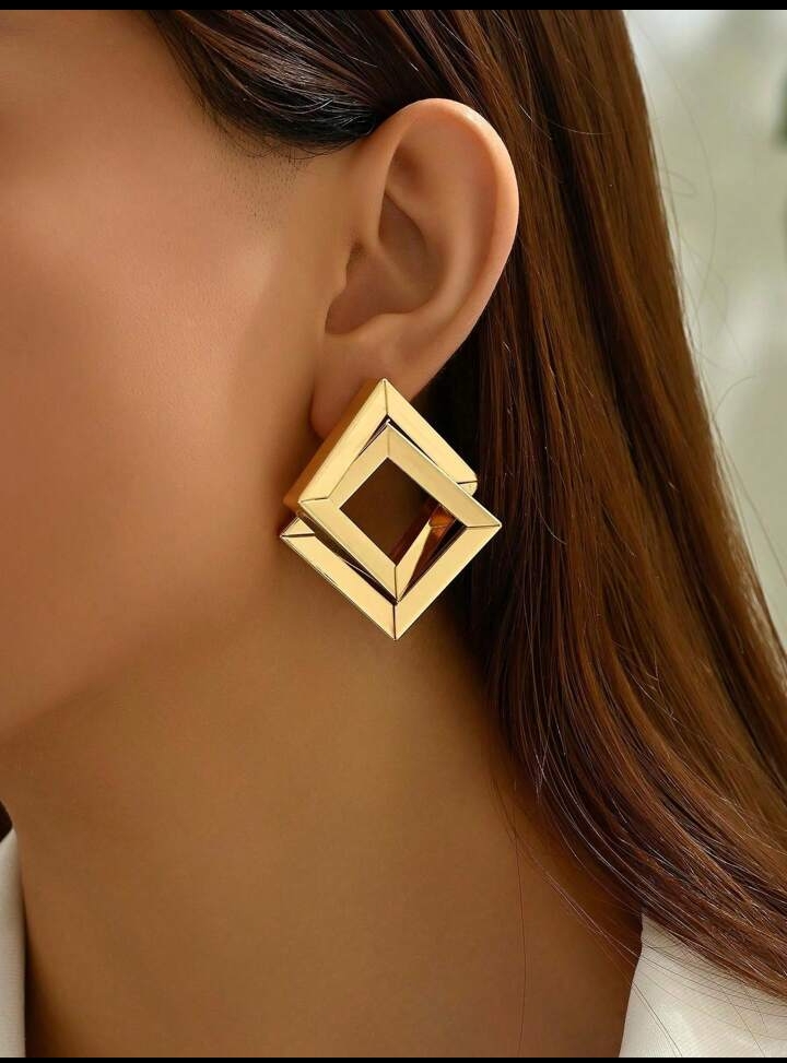 Women's Elegant Pearl and Rhinestone C-Chop Hoop Earrings, Chic Gold-Toned Twist Textured Half-Hoop Earrings, Modern Wedding Jewelry 3