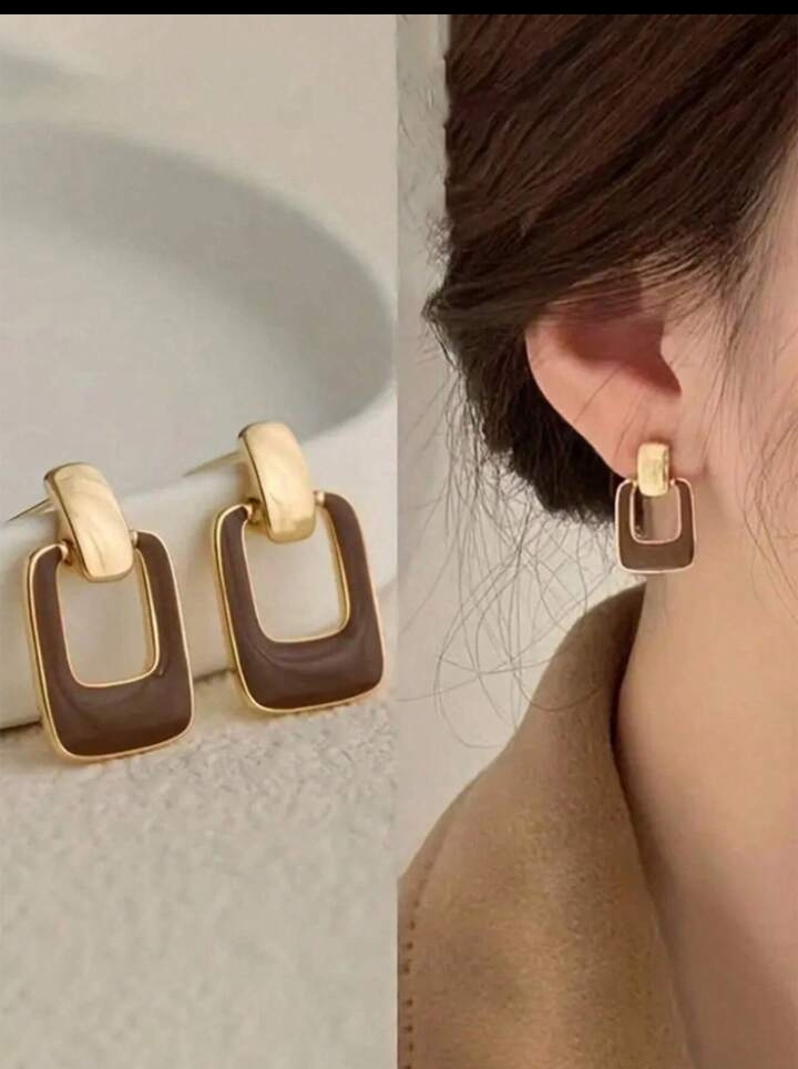 Women's Modern Geometric 3D Square Stud Earrings, Bold Layered Gold-Toned Hollow Cube Statement Earrings, Contemporary Fashion Jewelry 3