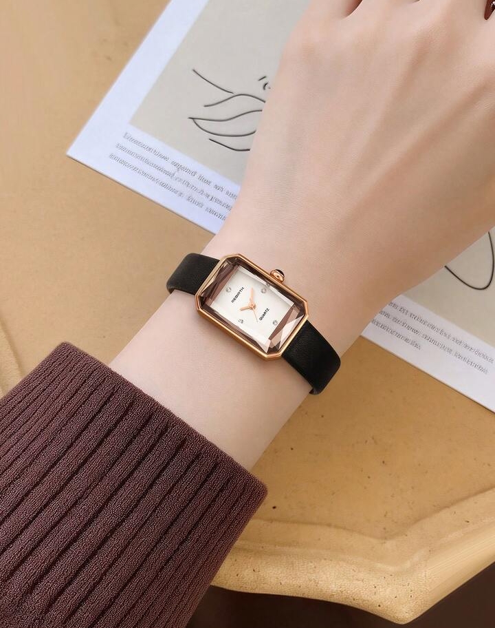 Women's Vintage Oval Dress Watch, Elegant Gold-Tone Quartz Wristwatch with Classic Brown Faux-Leather Strap 3