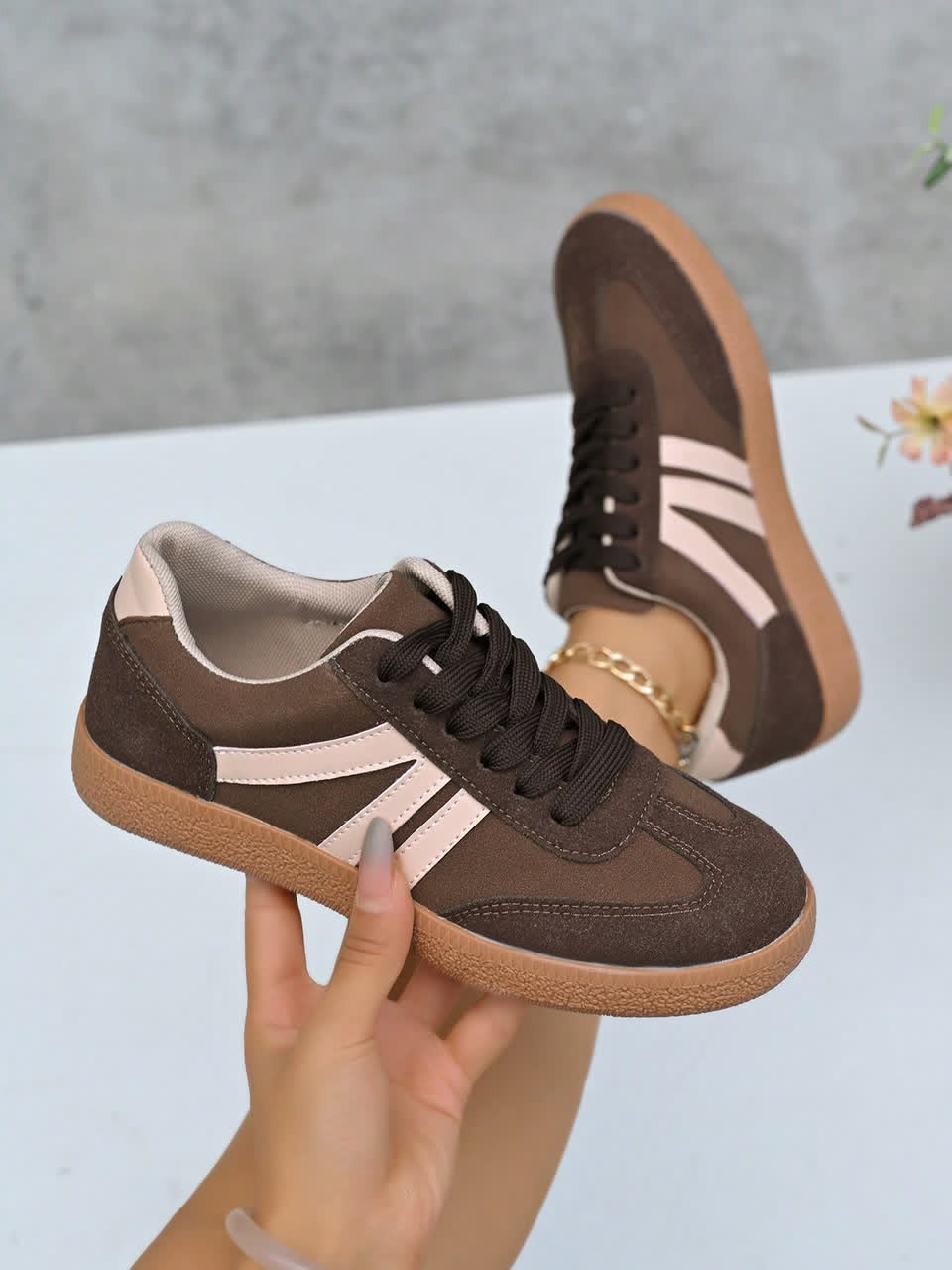 Minimalist Retro-Style Suede Casual Sneakers – Comfortable Low-Top Lace-Up Sport Shoes