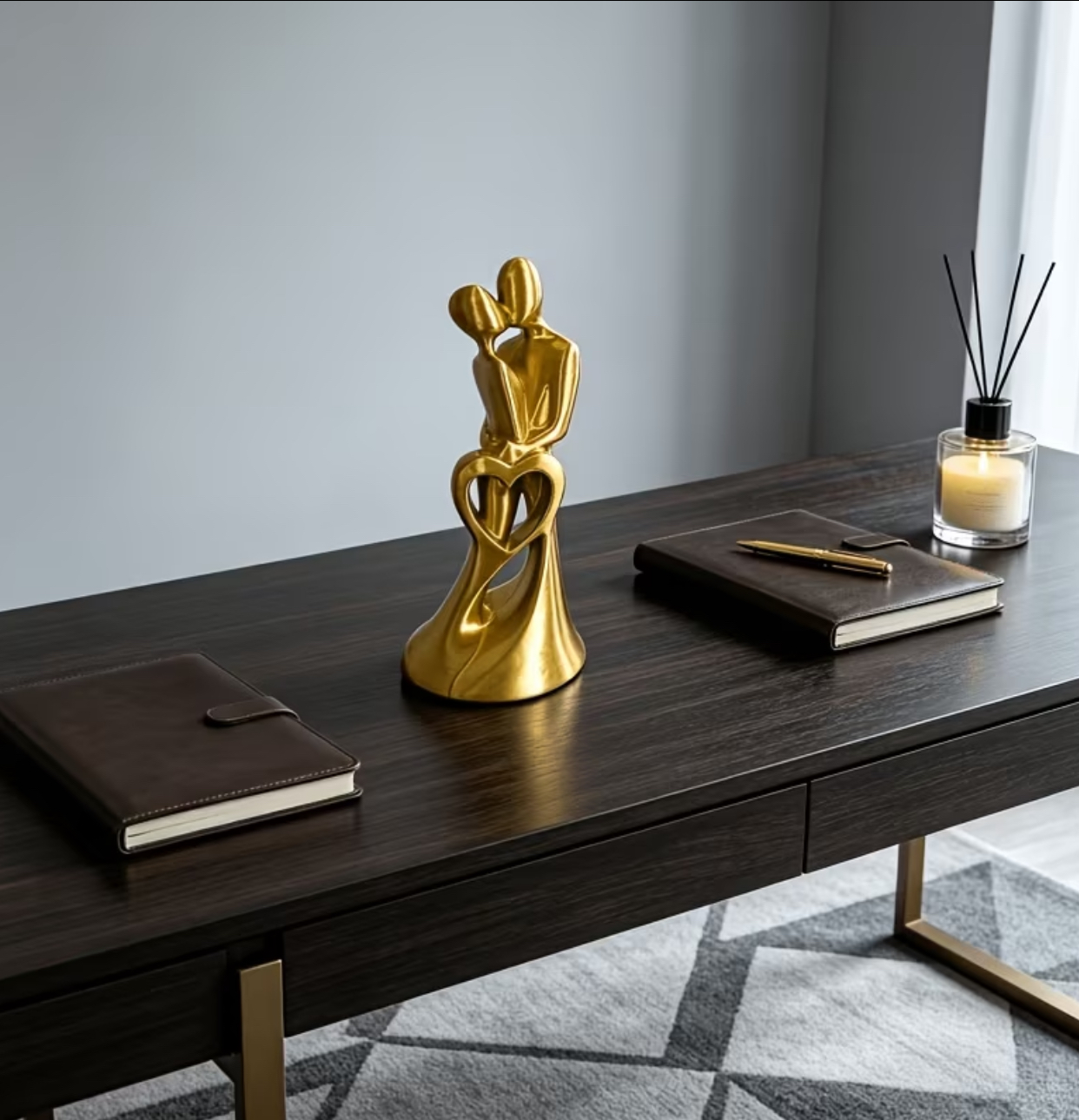 Elegant Golden Abstract Couple Sculpture – Modern Resonant Embracing Figurine Home Tabletop Ornament