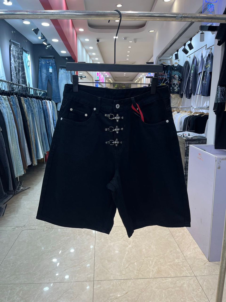 Men's Urban Streetwear Black Denim Shorts – Loose Fit Wide Leg Jorts, Y2K Punk Rock Cargo Shorts with Heavy Metal Lobster Buckle Accents, Casual Hip Hop Jean Shorts