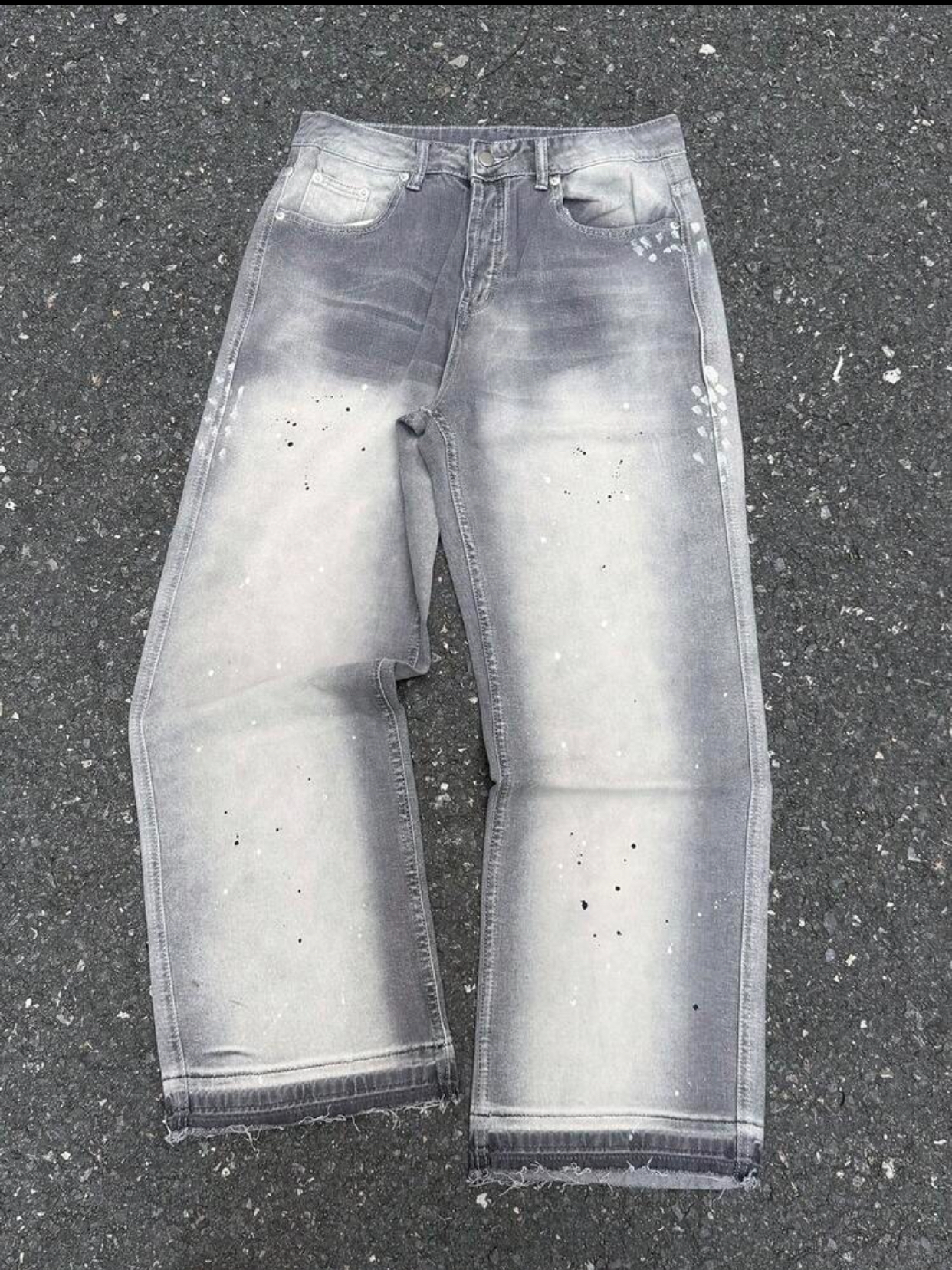 Industrial Grunge Acid-Washed Mineral Grey Wide-Leg Denim Jeans Featuring Faded Center-Leg Sandblasting, Splattered Paint Micro-Accents, and Raw Frayed Hems