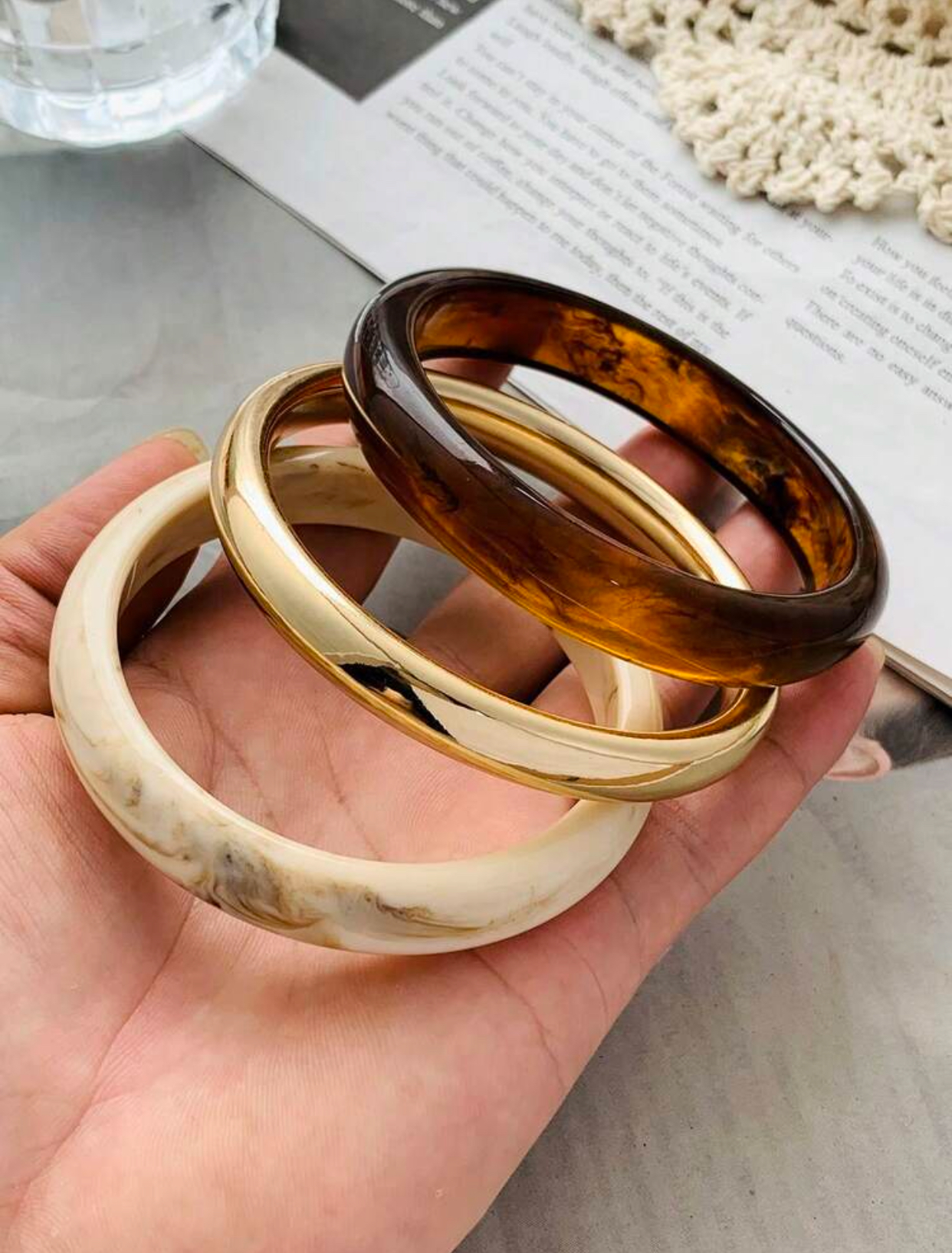 Retro Bohemian Chic 3-Piece Stackable Round Bangle Bracelet Set Featuring Polished 18k Gold-Plated Metal, Translucent Tortoiseshell Resin, and Cream Marbled Acetate Loops