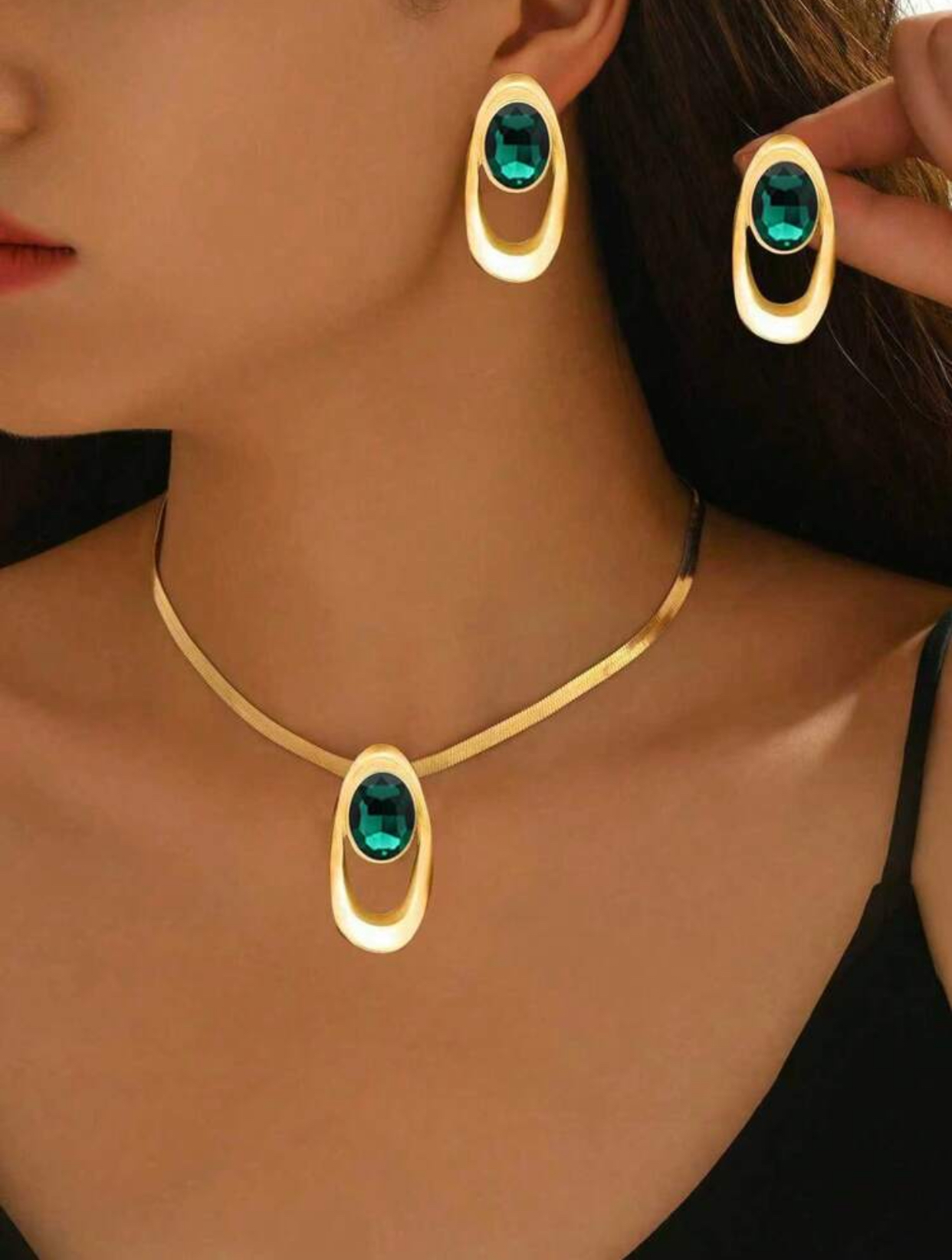 Mid-Century Modernist Silver-Plated Rigid Herringbone Snake Chain Choker Necklace and Clip-On Earring Set with Oval Open Geometric Frames and Inset Black Resin Cabochons