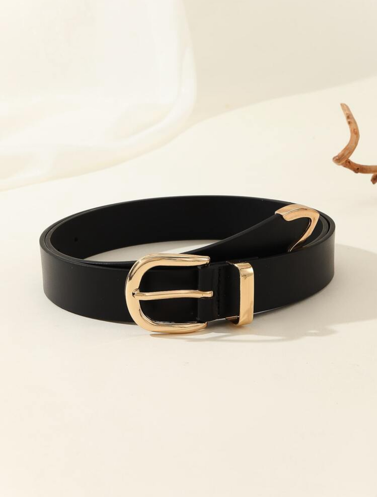 Elegant Black Leather Waist Belt with Polished Gold-Tone Horseshoe Buckle and Metal Tip