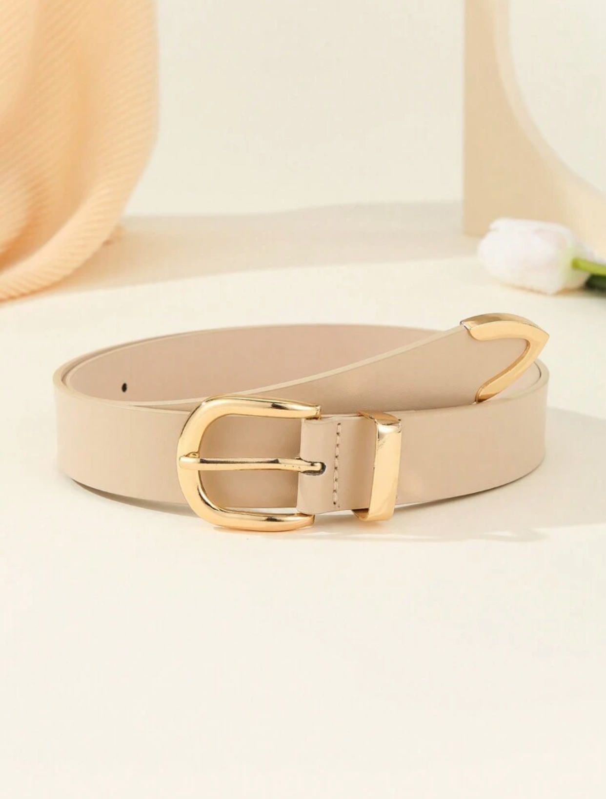 Elegant Black Leather Waist Belt with Polished Gold-Tone Horseshoe Buckle and Metal Tip 2
